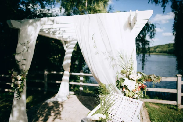 Cerimônia Casamento Arco Margem Lago — Fotografia de Stock