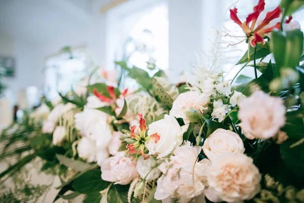 Huwelijksdecoratie Van Het Restaurant Zijn Verse Bloemen — Stockfoto