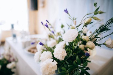 beyaz çiçekli masa dekorasyon düğün 