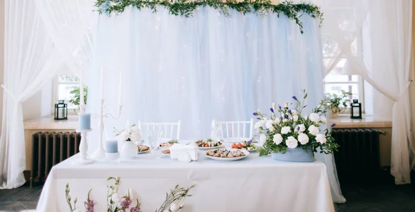 Meja Pernikahan Untuk Pengantin Wanita Dihiasi Dengan Bunga Bunga Segar — Stok Foto