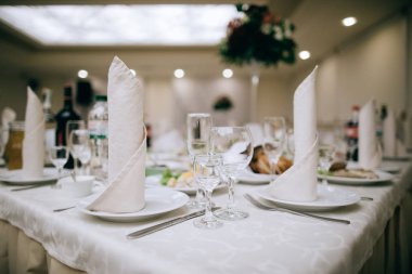 şık düğün tablo gıda, peçete ve kadehlerin ile ayarlama