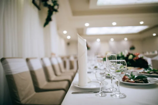 Élégant Cadre Table Mariage Avec Nourriture Serviettes Verres Vin — Photo