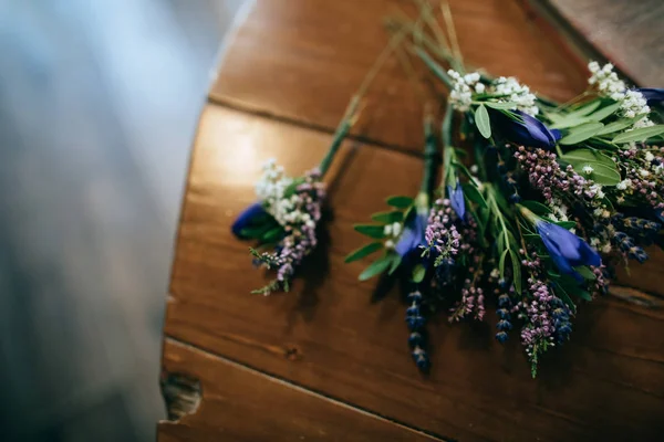 Bukiet Ślubny Piękne Kwiaty Drewnianym Stole — Zdjęcie stockowe