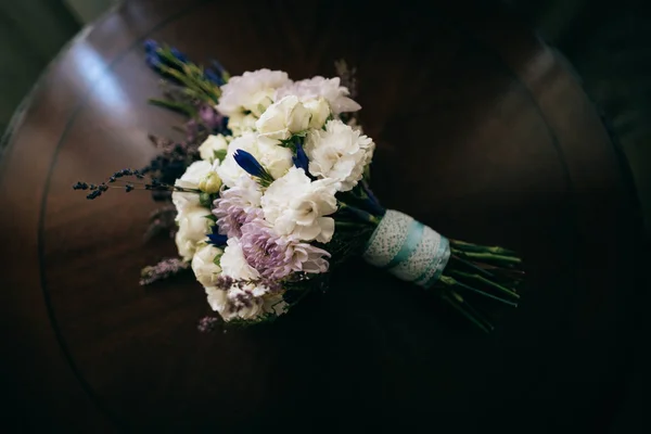 Mooie Bruiloft Boeket Met Bloemen Houten Tafel — Stockfoto