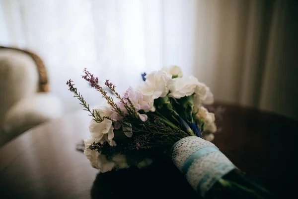 Indah Pernikahan Buket Dengan Bunga Atas Meja Kayu — Stok Foto