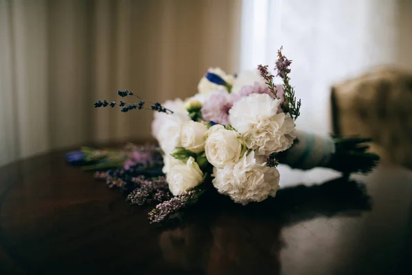 Mooie Bruiloft Boeket Met Bloemen Houten Tafel — Stockfoto