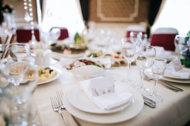 düğün üzerinde zarif masa ayarı