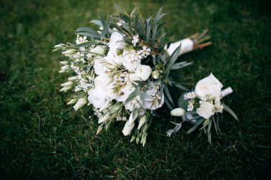 Beyaz çiçek gelin buketi