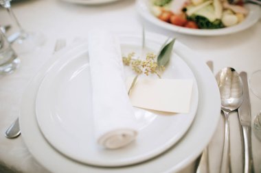 düğün üzerinde şenlikli masa ayarı