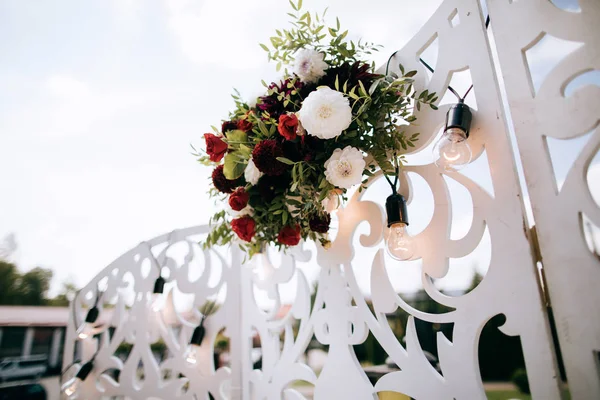 Lengkungan Pernikahan Dihiasi Dengan Bunga Merah — Stok Foto