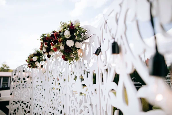 Lengkungan Pernikahan Dihiasi Dengan Bunga Merah — Stok Foto