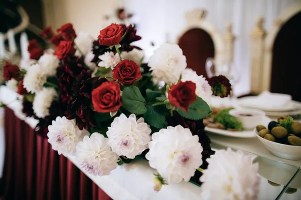 Boeket Van Rode Bloemen Bruiloft Tabel — Stockfoto