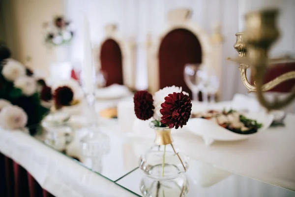 Meja Pernikahan Dihiasi Dengan Bunga — Stok Foto