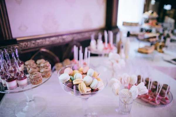 キャンディバー お菓子 キャンディー デザート付きテーブル — ストック写真