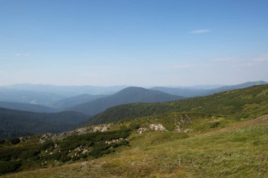 Dağlarla ve mavi gökyüzüyle manzara