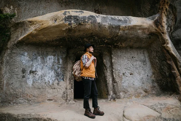 Чоловік Турист Стоїть Біля Входу Печерне Місто — стокове фото