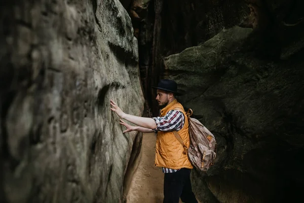 Géologue Itinérant Explore Structure Une Grotte Montagne — Photo