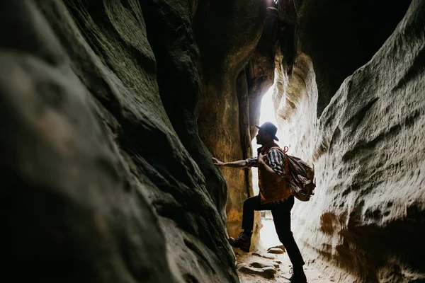 Ταξιδιώτης Στέκεται Μια Σπηλιά Στο Βουνό Πεζοπορία Στα Βουνά — Φωτογραφία Αρχείου