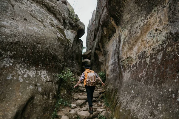 Caminhante Sobe Desfiladeiro Montanha Descanso Extremo — Fotografia de Stock