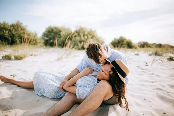 Pareja Joven Besándose Playa Amanecer Concepto Amor Vacaciones Verano —  Fotos de Stock