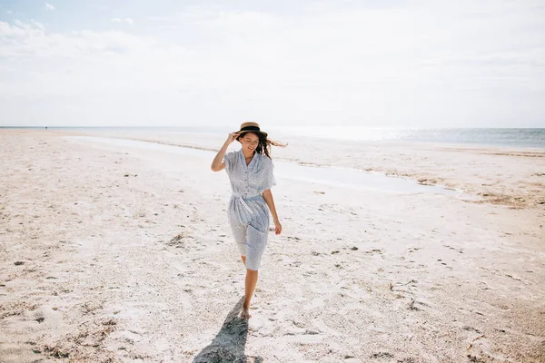 Una Joven Solitaria Feliz Con Sombrero Vestido Camina Una Playa — Foto de Stock