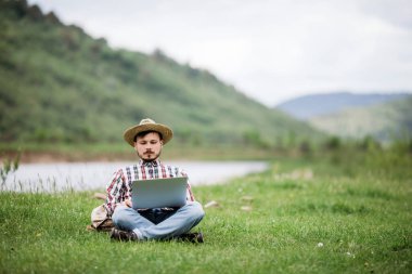 Öğrenci dağ gezisi sırasında çevrimiçi öğrenim görüyor.