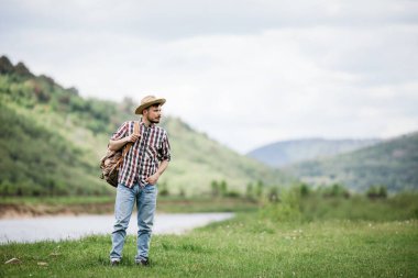 Yürüyüş yapan bir adam tatilini bir sırt çantasıyla dağlarda seyahat ederek geçirir. Boşluğu kopyala