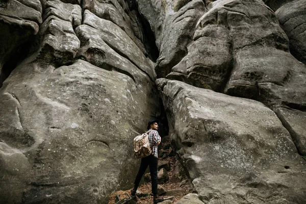 Hiker Stands Front High Cliff Obstacle Mountain Tourism — Stock Photo, Image