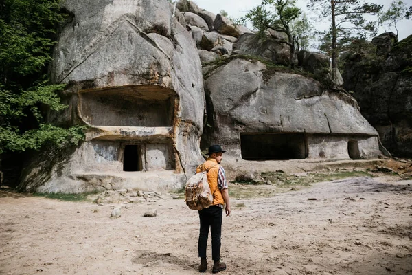 Young Man Tourist Backpack Came Lost Cave City — Stock Photo, Image
