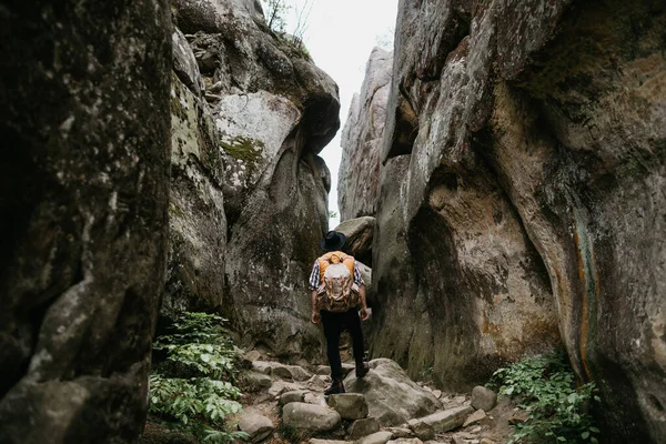 Senderismo Montaña Turistas Con Mochilas Caminan Desfiladero Montaña —  Fotos de Stock