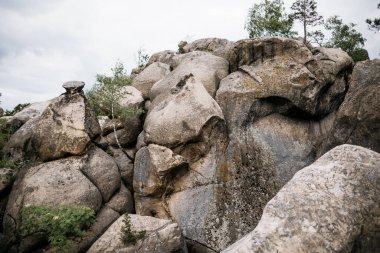 Ormandaki dağlardaki kayalar. Jeolojik kaya, taşlar