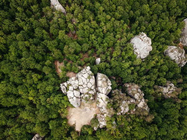 Vista Superior Drone Uma Cidade Caverna Entre Floresta Verde Montanha — Fotografia de Stock