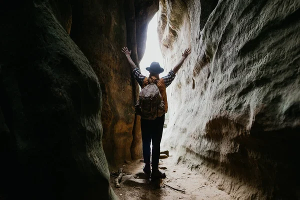 Viajante Sexo Masculino Sai Caverna Alegra Com Mãos Para Cima — Fotografia de Stock