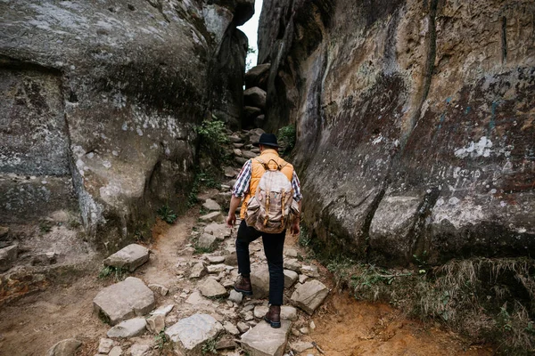 Traveler Climbs Gorge Two Rocks Extreme Tourism — Stock Photo, Image