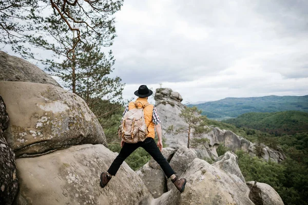 Joven Viajero Hipster Encuentra Entre Dos Rocas Mira Distancia Turismo —  Fotos de Stock