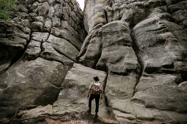 Viaggiatore Hipster Trova Con Uno Zaino Fronte Una Grande Roccia — Foto Stock