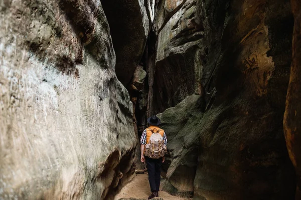 Homem Com Uma Mochila Desce Desfiladeiro Montanha Viagens Fim Semana — Fotografia de Stock