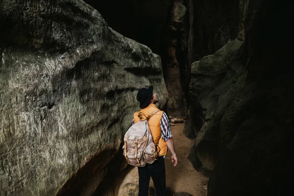 Hipster Homem Chapéu Com Uma Mochila Nas Montanhas — Fotografia de Stock