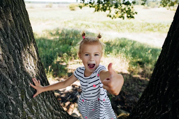 Gadis Bahagia Menunjukkan Preman Taman Musim Panas Liburan Anak — Stok Foto