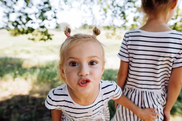 Divertente Bambina Guarda Nella Fotocamera Con Gli Occhi Spalancati — Foto Stock