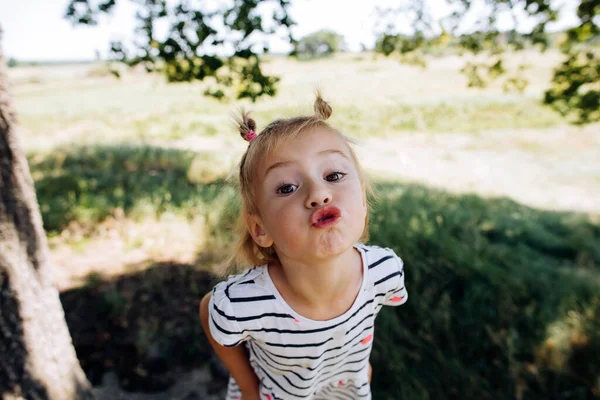 小さな面白い赤ちゃんの女の子は彼女にキスしたい 子供の感情 — ストック写真