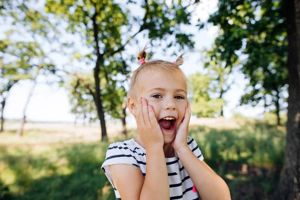 Seorang Anak Berteriak Dengan Kebahagiaan Dan Kejutan Taman Musim Panas — Stok Foto