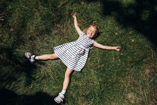 Criança Feliz Deitada Grama Verde Parque Vista Superior Férias Verão — Fotografia de Stock