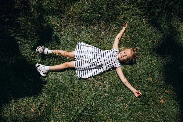 Criança Feliz Deitada Grama Verde Parque Vista Superior — Fotografia de Stock