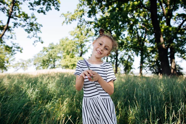 Gadis Berpakaian Bergaris Garis Dengan Bunga Tangannya Melihat Kamera Selamat — Stok Foto