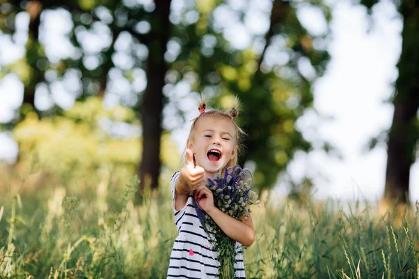 Potret Seorang Gadis Tersenyum Bahagia Dengan Karangan Bunga Liar Taman — Stok Foto