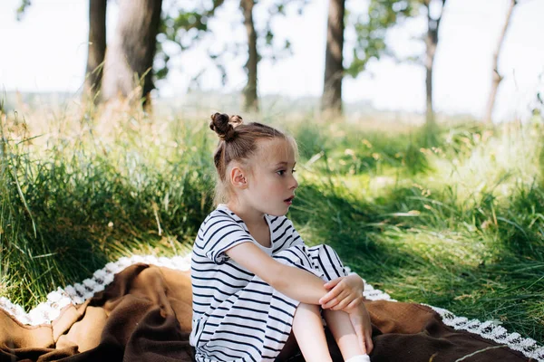 Menina Vestido Listrado Sentado Cobertor Parque Verão — Fotografia de Stock