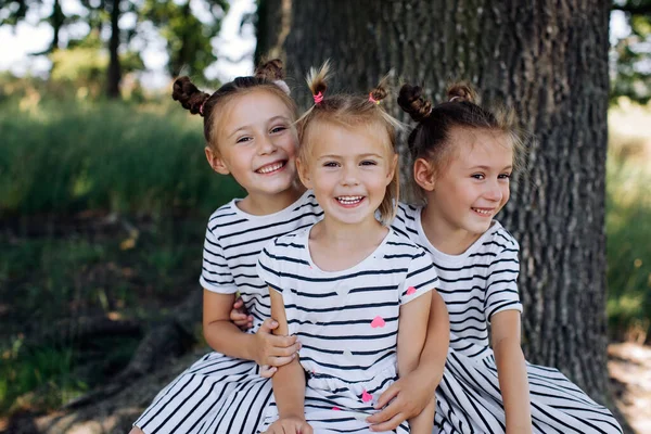 Tres Hermanas Felices Con Vestidos Sonríen Abrazan Parque Feliz Infancia —  Fotos de Stock