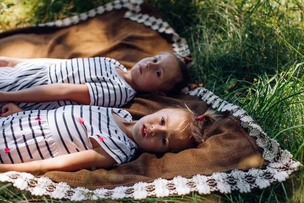 Anak Anak Beristirahat Taman Musim Panas Berbaring Atas Selimut Bawah — Stok Foto