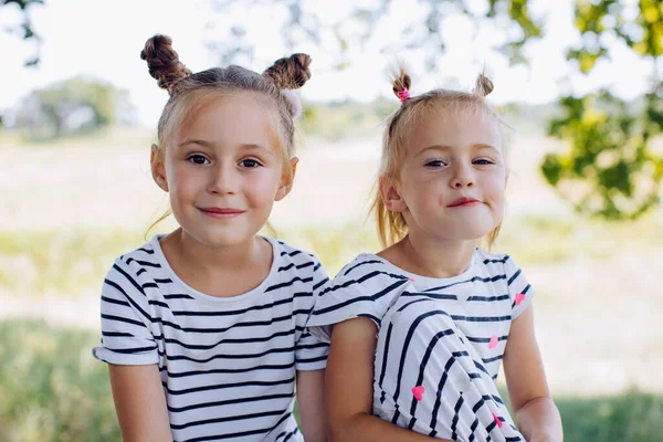 Dos Hermanas Divertidas Miran Cámara Parque Verano Aire Libre —  Fotos de Stock